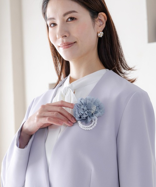 Elura（エルーラ）の「＜2025ceremony＞フラワー配色コサージュ/286289（ブローチ/コサージュ・レディース・グレイッシュベージュ/ベージュ・ONE SIZE）」の4枚目の写真