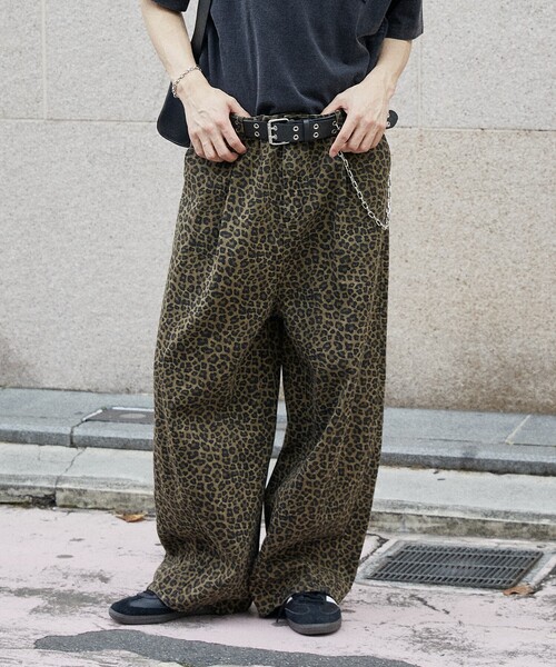 PUBLUX(パブリュクス)の「PUBLUX/パブリュクス タックツイルパンツ(限定展開)(チノパンツ・メンズ・ベージュ/レオパード/インディゴブルー/ブラック・MEDIUM/SMALL/LARGE)」の11枚目の写真