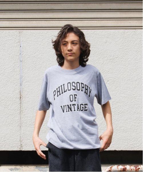 GLAZOS（グラソス）の「【大人向けサイズあり】【プチプラ】フロントカレッジロゴ半袖Tシャツ（Tシャツ/カットソー・キッズ・ホワイト/ベージュ/カーキ/ブルー/ブラック/グレー・S/M/L/LL）」の3枚目の写真