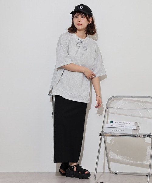 atONE(アットワン)の「ラメ混裏毛デザインラウンドヘムオーバーサイズトップス(Tシャツ/カットソー・レディース・オートミール/チャコール/杢グレー・L/M)」の9枚目の写真