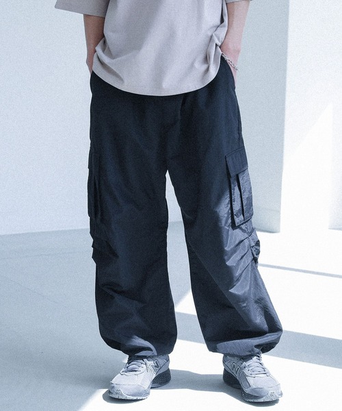 MDR(エムディアール)の「【接触冷感】タック入りワイドカーゴパンツ(カーゴパンツ・メンズ・ブラック/ライトグレー・L/M)」の3枚目の写真