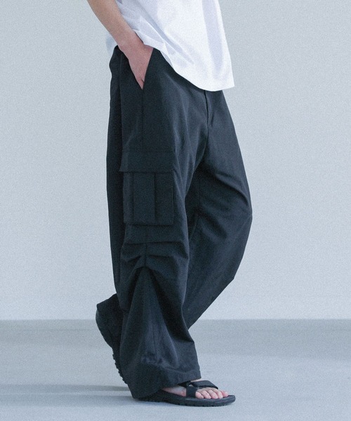 MDR(エムディアール)の「【接触冷感】タック入りワイドカーゴパンツ(カーゴパンツ・メンズ・ブラック/ライトグレー・L/M)」の4枚目の写真