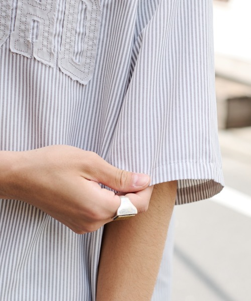 WEGO（ウィゴー）の「WEGO/オックスフォードダメージアップリケシャツ（シャツ/ブラウス・メンズ・グレー系その他4/ブルー系その他4・MEDIUM/LARGE）」の6枚目の写真