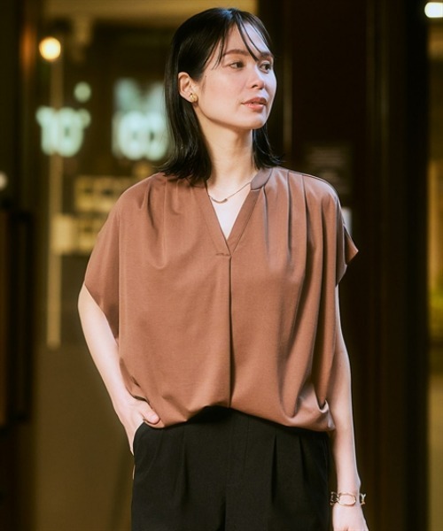 7days Life Styling(セブンデイズライフスタイリング)の「【ひんやり接触冷感】シルケット加工フレンチスリーブキーネックカットソー(脇シェード付)<大きいサイズ有>(Tシャツ/カットソー・レディース・ネイビー/ブラウン/オフホワイト/ライトベージュ/サックスブルー・S/M/L/LL/3L)」の2枚目の写真