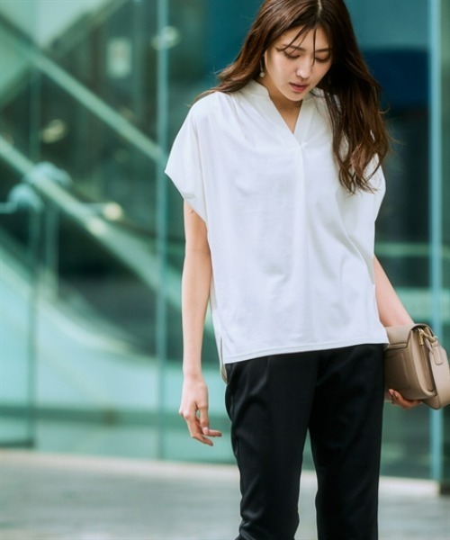 7days Life Styling(セブンデイズライフスタイリング)の「【ひんやり接触冷感】シルケット加工フレンチスリーブキーネックカットソー(脇シェード付)<大きいサイズ有>(Tシャツ/カットソー・レディース・ネイビー/ブラウン/オフホワイト/ライトベージュ/サックスブルー・S/M/L/LL/3L)」の6枚目の写真