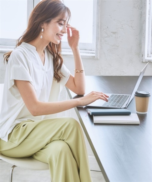 7days Life Styling(セブンデイズライフスタイリング)の「【ひんやり接触冷感】シルケット加工フレンチスリーブキーネックカットソー(脇シェード付)<大きいサイズ有>(Tシャツ/カットソー・レディース・ネイビー/ブラウン/オフホワイト/ライトベージュ/サックスブルー・S/M/L/LL/3L)」の11枚目の写真