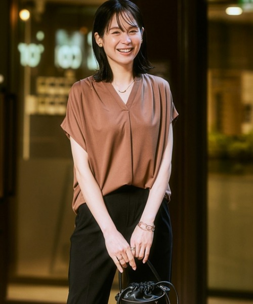 7days Life Styling(セブンデイズライフスタイリング)の「【ひんやり接触冷感】シルケット加工フレンチスリーブキーネックカットソー(脇シェード付)<大きいサイズ有>(Tシャツ/カットソー・レディース・ネイビー/ブラウン/オフホワイト/ライトベージュ/サックスブルー・S/M/L/LL/3L)」の12枚目の写真