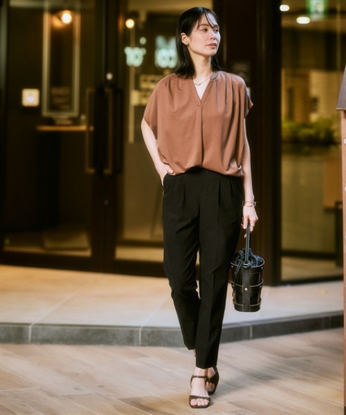 7days Life Styling(セブンデイズライフスタイリング)の「【ひんやり接触冷感】シルケット加工フレンチスリーブキーネックカットソー(脇シェード付)<大きいサイズ有>(Tシャツ/カットソー・レディース・ネイビー/ブラウン/オフホワイト/ライトベージュ/サックスブルー・S/M/L/LL/3L)」の14枚目の写真