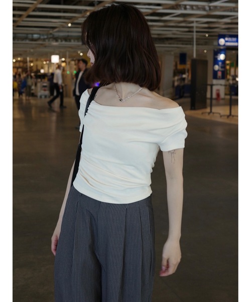 JUMELLE（ジュメロ）の「ドレープオフショルダートップ（Tシャツ/カットソー・レディース・ブラウン/クリーム・FREE）」の14枚目の写真