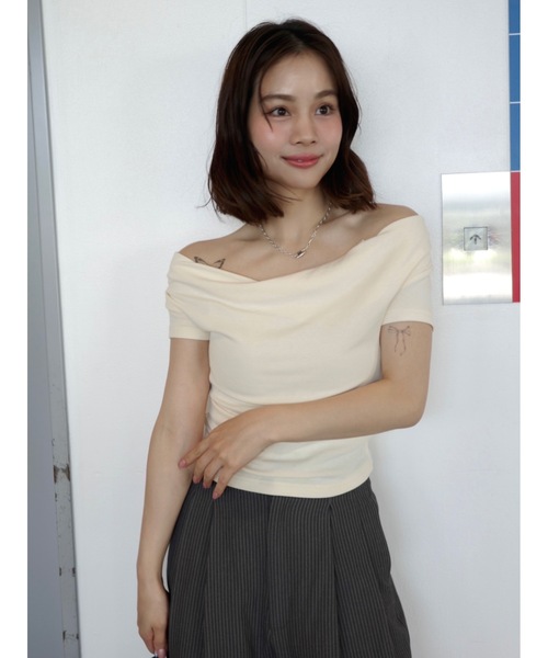JUMELLE（ジュメロ）の「ドレープオフショルダートップ（Tシャツ/カットソー・レディース・ブラウン/クリーム・FREE）」の17枚目の写真