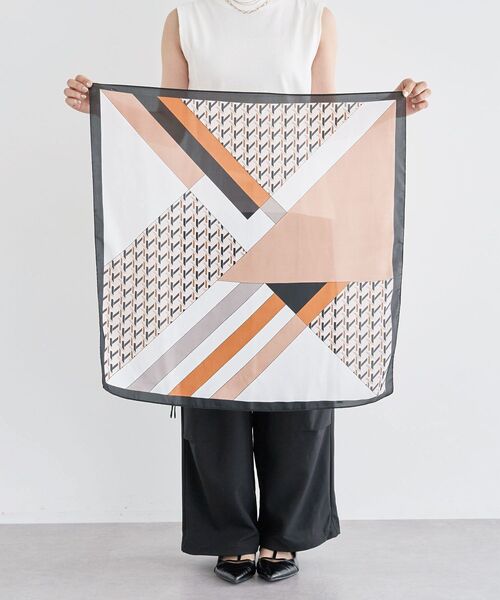 Green　Parks（グリーンパークス）の「・ジオメトリーパターンスカーフ 70×70（バンダナ/スカーフ・レディース・グリーン/ブラック・FREE）」の5枚目の写真