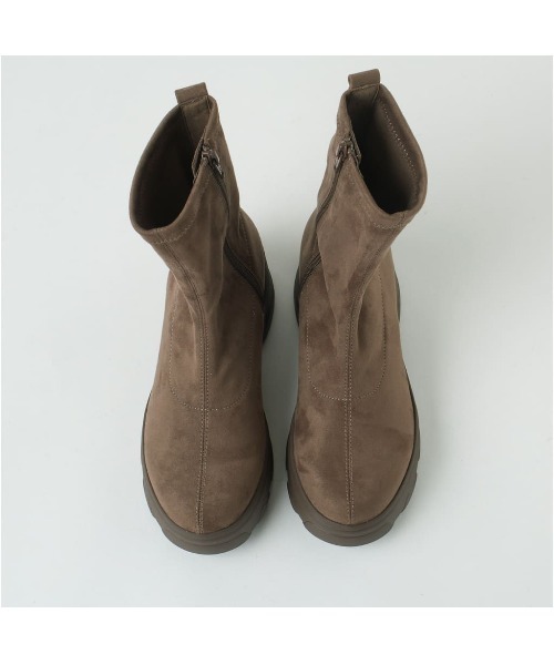 +diana（プラスダイアナ）の「【軽量】厚底ストレッチショートブーツ（ブーツ・レディース・ダークベージュ/ブラック・21.5cm/22.0cm/22.5cm/23.0cm/23.5cm/24.0cm/25.0cm/24.5cm/25.5cm）」の9枚目の写真