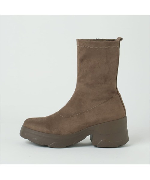 +diana（プラスダイアナ）の「【軽量】厚底ストレッチショートブーツ（ブーツ・レディース・ダークベージュ/ブラック・21.5cm/22.0cm/22.5cm/23.0cm/23.5cm/24.0cm/25.0cm/24.5cm/25.5cm）」の17枚目の写真