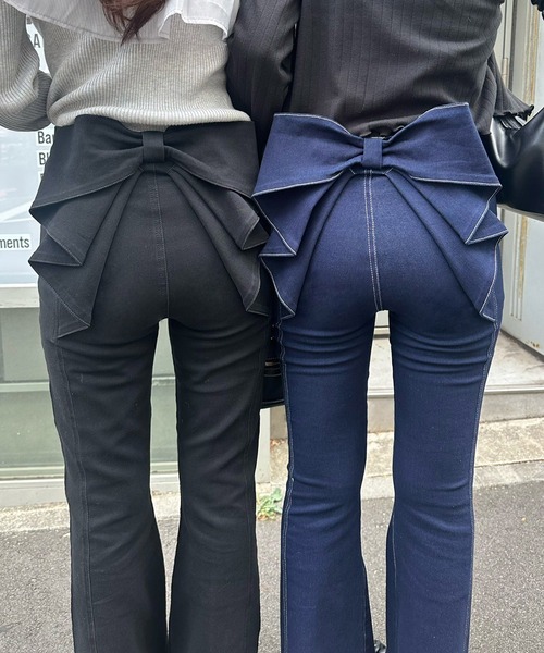 continuer de NICE CLAUP（コンティニューデナイスクラップ）の「【Lサイズが登場！】【後ろ姿まで可愛い】バックリボンデニムフレアパンツ（デニムパンツ・レディース・ブルー/ブラック/ブルー系その他・SMALL/MEDIUM/LARGE）」の3枚目の写真
