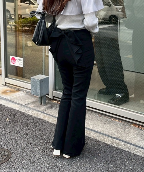 continuer de NICE CLAUP（コンティニューデナイスクラップ）の「【Lサイズが登場！】【後ろ姿まで可愛い】バックリボンデニムフレアパンツ（デニムパンツ・レディース・ブルー/ブラック/ブルー系その他・SMALL/MEDIUM/LARGE）」の5枚目の写真