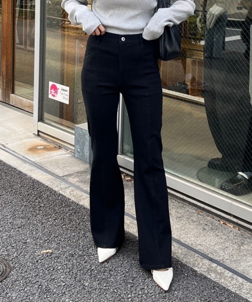 continuer de NICE CLAUP（コンティニューデナイスクラップ）の「【Lサイズが登場！】【後ろ姿まで可愛い】バックリボンデニムフレアパンツ（デニムパンツ・レディース・ブルー/ブラック/ブルー系その他・SMALL/MEDIUM/LARGE）」の6枚目の写真