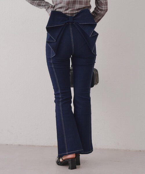 continuer de NICE CLAUP（コンティニューデナイスクラップ）の「【Lサイズが登場！】【後ろ姿まで可愛い】バックリボンデニムフレアパンツ（デニムパンツ・レディース・ブルー/ブラック/ブルー系その他・SMALL/MEDIUM/LARGE）」の11枚目の写真