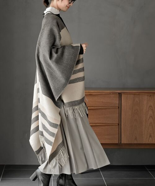 rps（アールピーエス）の「配色大判ストールポンチョ（ストール/ショール・レディース・グレー/ベージュ・フリー）」の12枚目の写真