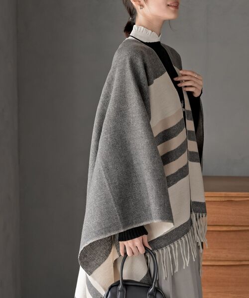 rps（アールピーエス）の「配色大判ストールポンチョ（ストール/ショール・レディース・グレー/ベージュ・フリー）」の14枚目の写真