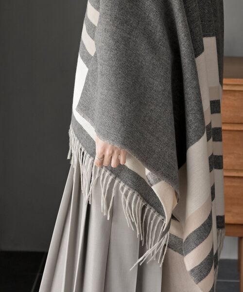 rps（アールピーエス）の「配色大判ストールポンチョ（ストール/ショール・レディース・グレー/ベージュ・フリー）」の16枚目の写真