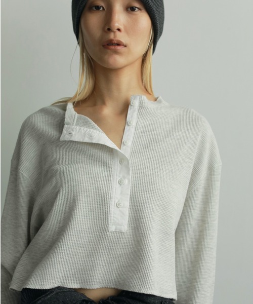 anuke(アンヌーク)の「Waffle Henley Tops(Tシャツ/カットソー・レディース・オートミール/チャコールグレー/ホワイト・FREE)」の3枚目の写真