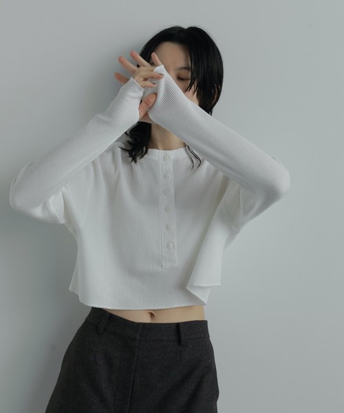 anuke(アンヌーク)の「Waffle Henley Tops(Tシャツ/カットソー・レディース・オートミール/チャコールグレー/ホワイト・FREE)」の2枚目の写真