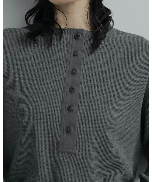 anuke(アンヌーク)の「Waffle Henley Tops(Tシャツ/カットソー・レディース・オートミール/チャコールグレー/ホワイト・FREE)」の19枚目の写真