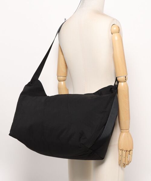 kuros'(クロス)の「【kuros’オリジナル】ふかふか塩縮ナイロン ビッグショルダーバッグ 豊岡製(ショルダーバッグ・レディース・ブラック・FREE)」の17枚目の写真