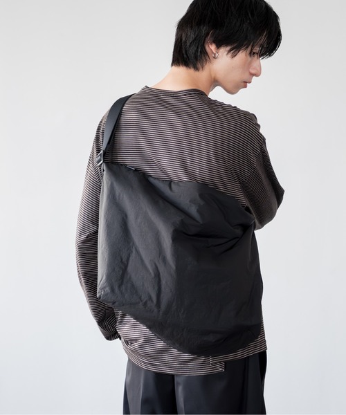 kuros'(クロス)の「【kuros’オリジナル】ふかふか塩縮ナイロン ビッグショルダーバッグ 豊岡製(ショルダーバッグ・レディース・ブラック・FREE)」の1枚目の写真