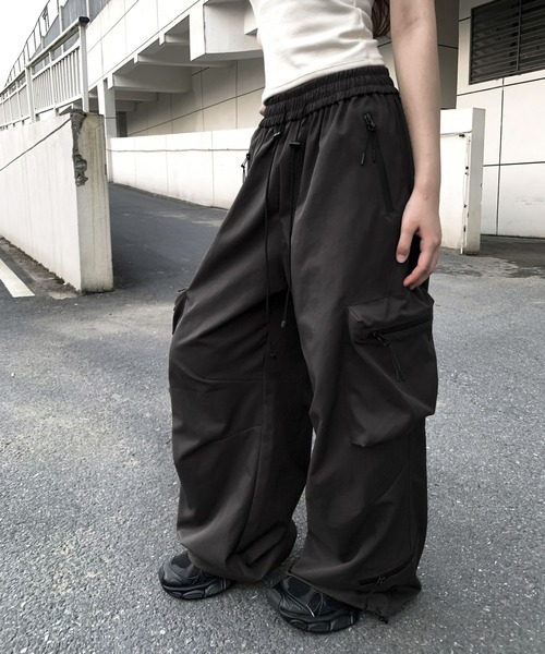 VEILA(ヴェイラ)の「マルチポケットワイドカーゴパンツ(その他パンツ・レディース・ブラック/モカ・S/M/L)」の2枚目の写真