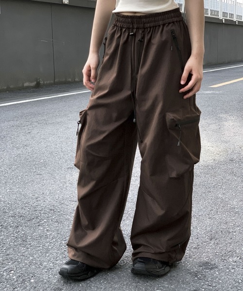 VEILA(ヴェイラ)の「マルチポケットワイドカーゴパンツ(その他パンツ・レディース・ブラック/モカ・S/M/L)」の1枚目の写真