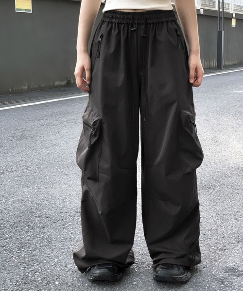 VEILA(ヴェイラ)の「マルチポケットワイドカーゴパンツ(その他パンツ・レディース・ブラック/モカ・S/M/L)」の3枚目の写真