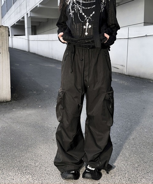 VEILA(ヴェイラ)の「マルチポケットワイドカーゴパンツ(その他パンツ・レディース・ブラック/モカ・S/M/L)」の10枚目の写真