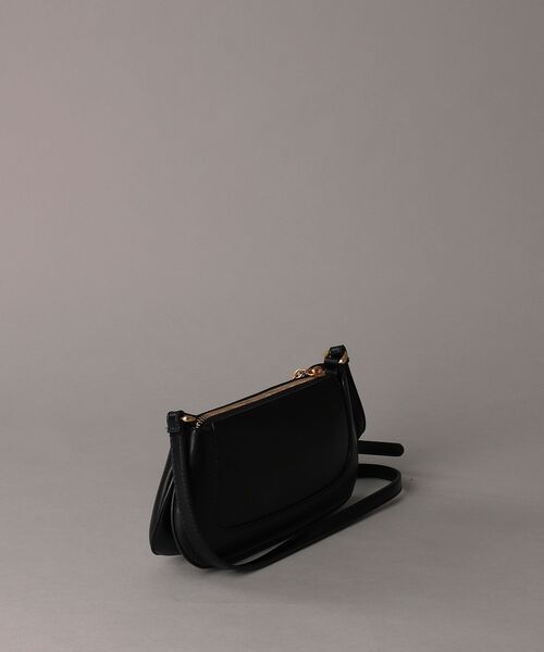 Calvin Klein（カルバン・クライン）の「クロスボディバッグ - メタルリング ジップ クロスボディバッグ（ボディバッグ/ウエストポーチ・レディース・ブラック・FREE）」の2枚目の写真