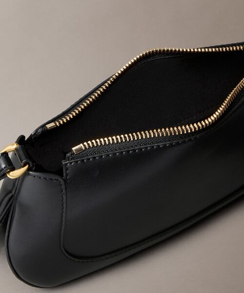 Calvin Klein（カルバン・クライン）の「クロスボディバッグ - メタルリング ジップ クロスボディバッグ（ボディバッグ/ウエストポーチ・レディース・ブラック・FREE）」の5枚目の写真