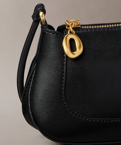 Calvin Klein（カルバン・クライン）の「クロスボディバッグ - メタルリング ジップ クロスボディバッグ（ボディバッグ/ウエストポーチ・レディース・ブラック・FREE）」の6枚目の写真
