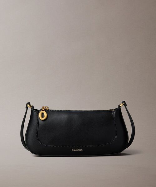 Calvin Klein（カルバン・クライン）の「クロスボディバッグ - メタルリング ジップ クロスボディバッグ（ボディバッグ/ウエストポーチ・レディース・ブラック・FREE）」の7枚目の写真