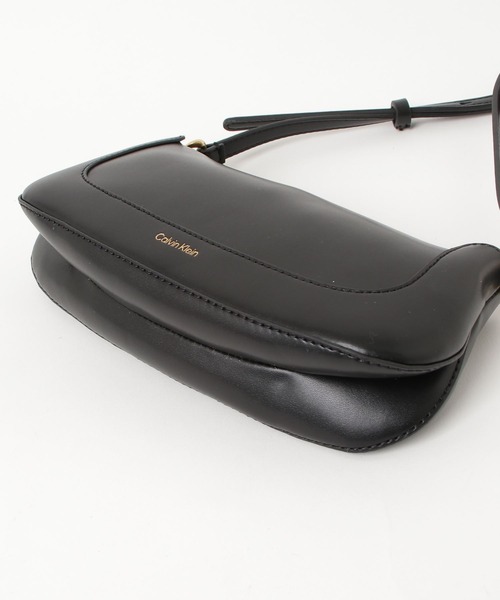 Calvin Klein（カルバン・クライン）の「クロスボディバッグ - メタルリング ジップ クロスボディバッグ（ボディバッグ/ウエストポーチ・レディース・ブラック・FREE）」の8枚目の写真