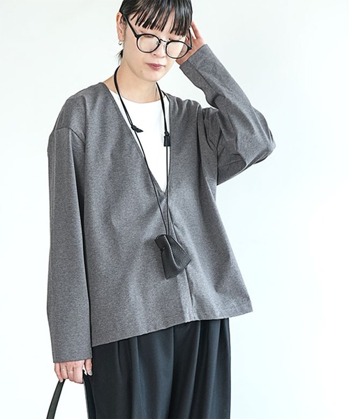 SOLAMONAT(ソラモナ)の「モッツァレラストレッチVネックプルオーバー(その他トップス・レディース・グレー/ブラック・FREE)」の2枚目の写真