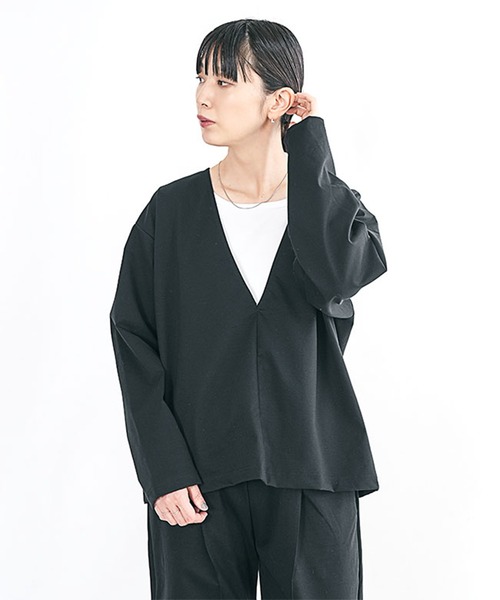 SOLAMONAT(ソラモナ)の「モッツァレラストレッチVネックプルオーバー(その他トップス・レディース・グレー/ブラック・FREE)」の1枚目の写真