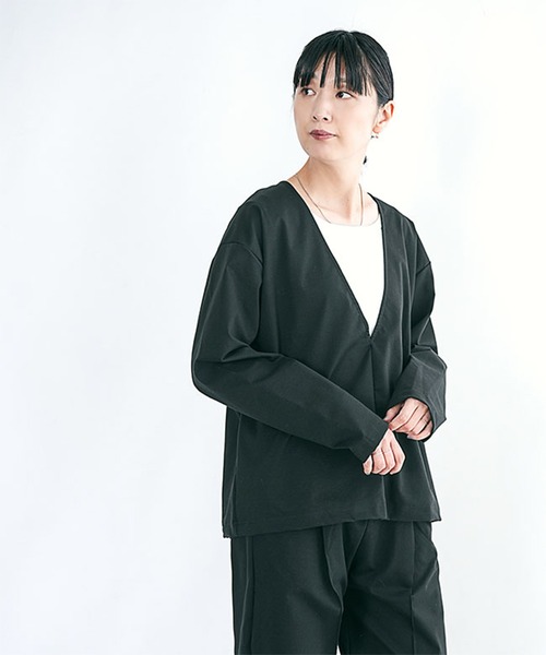 SOLAMONAT(ソラモナ)の「モッツァレラストレッチVネックプルオーバー(その他トップス・レディース・グレー/ブラック・FREE)」の3枚目の写真