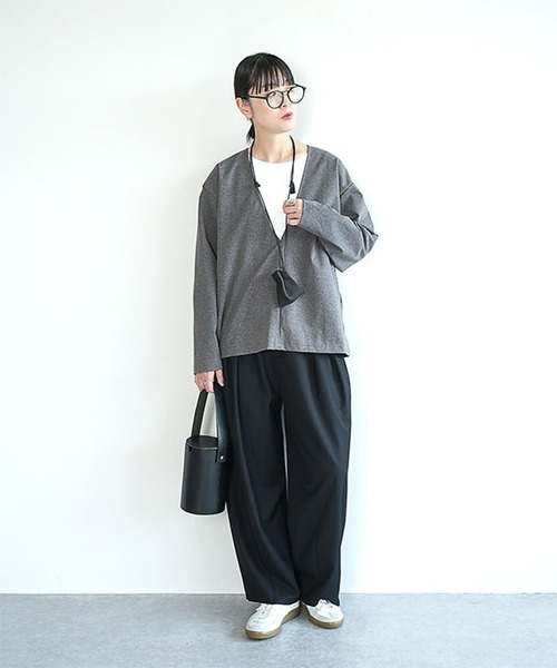 SOLAMONAT(ソラモナ)の「モッツァレラストレッチVネックプルオーバー(その他トップス・レディース・グレー/ブラック・FREE)」の6枚目の写真