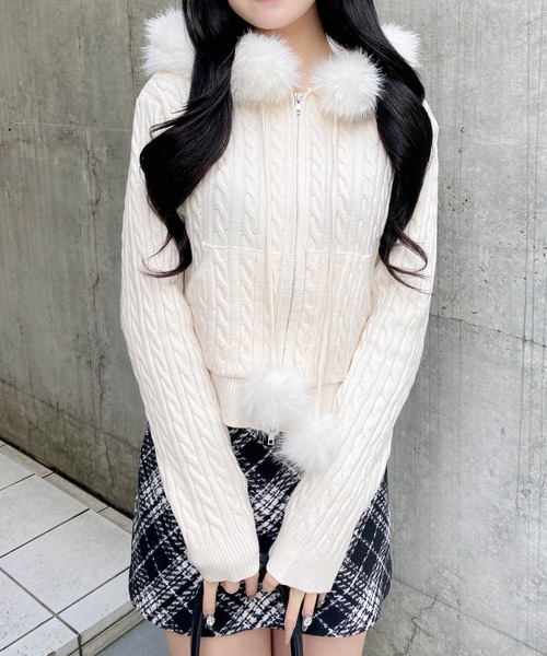 INGNI(イング)の「ポンポン付フェイクファーケーブルニットパーカー(パーカー・レディース・グレー/アイボリー/ブラック/アイボリー系・M)」の4枚目の写真