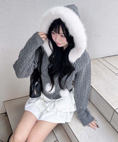 INGNI(イング)の「ポンポン付フェイクファーケーブルニットパーカー(パーカー・レディース・グレー/アイボリー/ブラック/アイボリー系・M)」の3枚目の写真