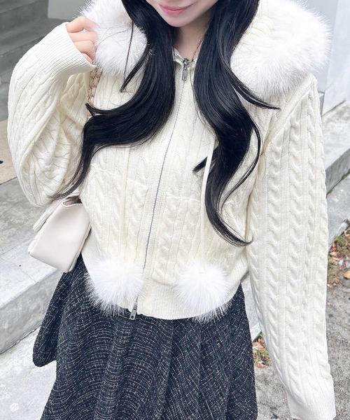 INGNI(イング)の「ポンポン付フェイクファーケーブルニットパーカー(パーカー・レディース・グレー/アイボリー/ブラック/アイボリー系・M)」の1枚目の写真