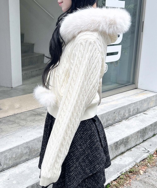 INGNI(イング)の「ポンポン付フェイクファーケーブルニットパーカー(パーカー・レディース・グレー/アイボリー/ブラック/アイボリー系・M)」の7枚目の写真