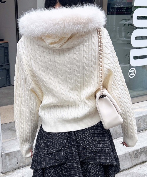 INGNI(イング)の「ポンポン付フェイクファーケーブルニットパーカー(パーカー・レディース・グレー/アイボリー/ブラック/アイボリー系・M)」の8枚目の写真