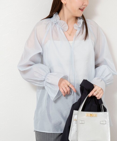 NOLLEY’S Sophi(ノーリーズソフィ)の「ウォッシャブルオーガンジーフリルブラウス(シャツ/ブラウス・レディース・オフホワイト/サックスブルー・38)」の1枚目の写真