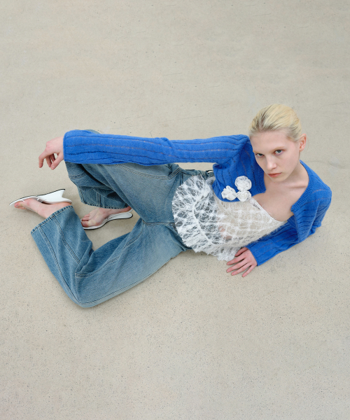 AOPT(アオプト)の「CURVED LINE WIDE JEANS - BLUE(デニムパンツ・レディース・その他・SMALL/MEDIUM)」の2枚目の写真