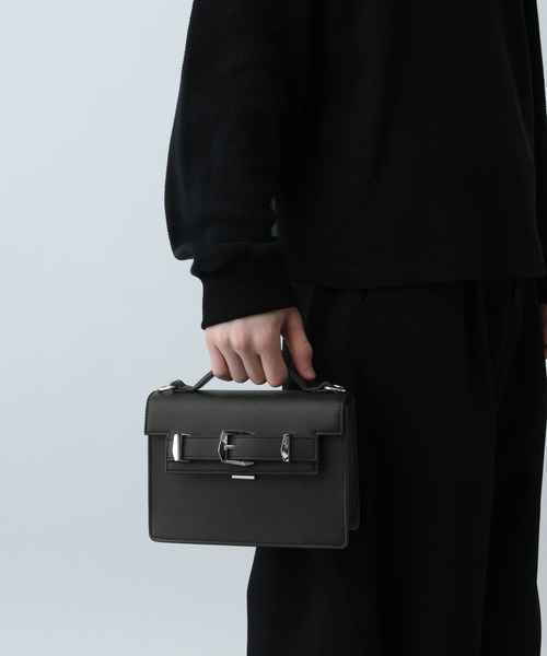 HARE(ハレ)の「RESHAPEバックルハンドルバッグ(HARE)(ハンドバッグ・メンズ・ブラック・FREE)」の1枚目の写真